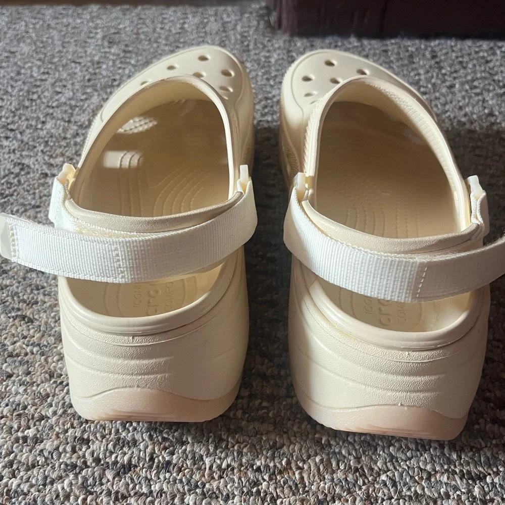 🆕Womens Size 9 Crocs Classic Hiker Escape Clogs - Cream - Picture 11 of 12